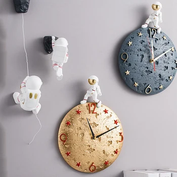 Скандинавский астронавт Настенные часы Гостиная Спальня Настенное украшение Часы Креативная смола Космонавт Статуя Часы